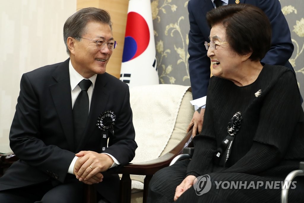 문재인 대통령과 이야기 나누는 이희호 여사