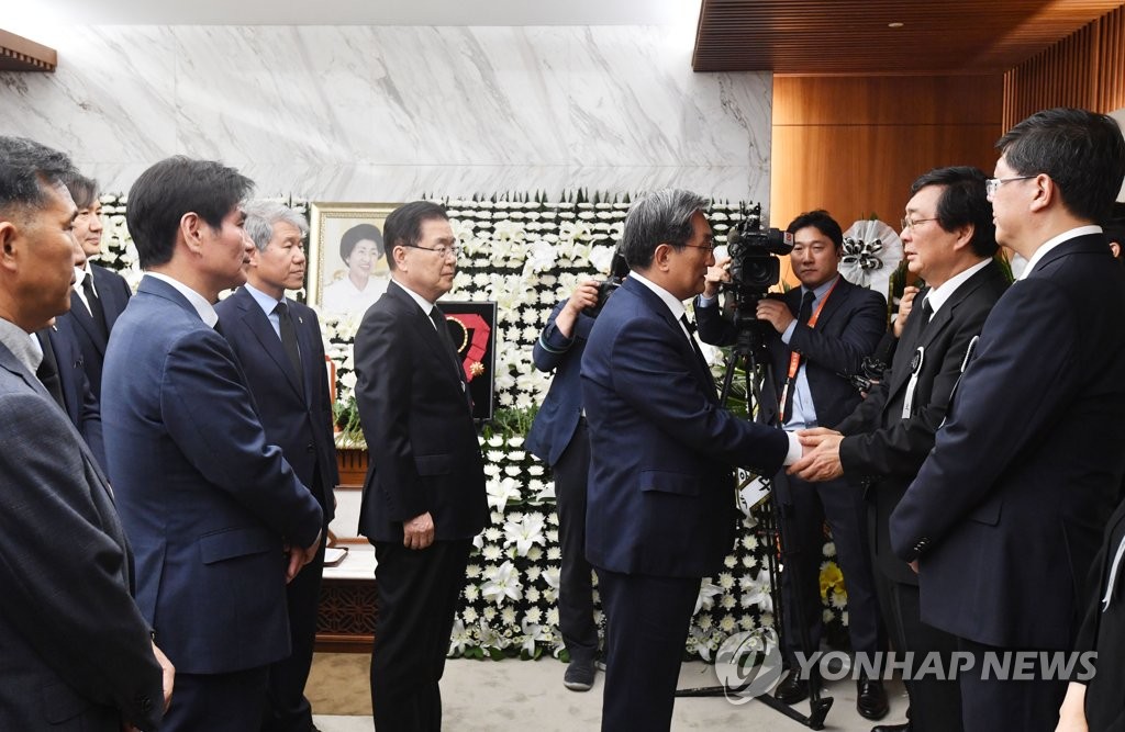 유가족 위로하는 청와대 조문단