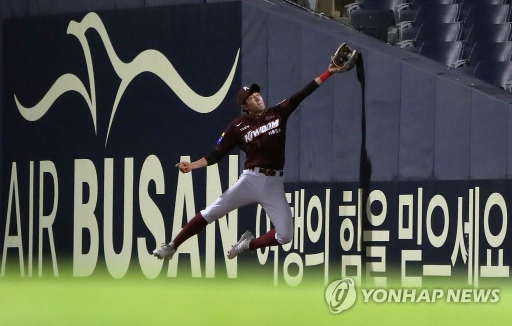 In this file photo from June 11, 2019, Kiwoom Heroes right fielder Lee Jung-hoo tries to field the ball at the fence against the NC Dinos in the bottom of the sixth inning of a Korea Baseball Organization regular season game at Changwon NC Park in Changwon, 400 kilometers southeast of Seoul. (Yonhap)