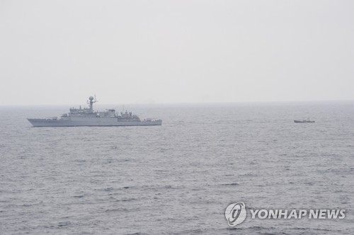 예인되는 북한 어선