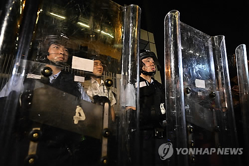 '범죄인 인도 법안' 심의 대비 홍콩 정부청사 지키는 경찰