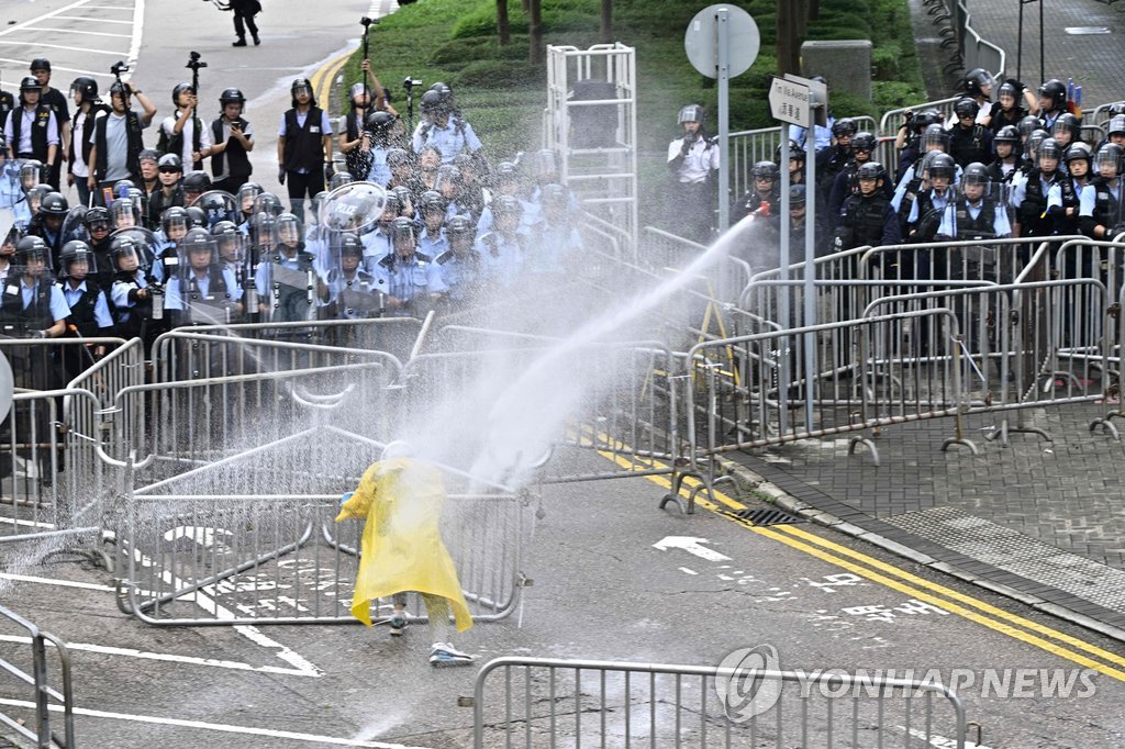 경찰 물대포 맞는 홍콩 시위 참가자