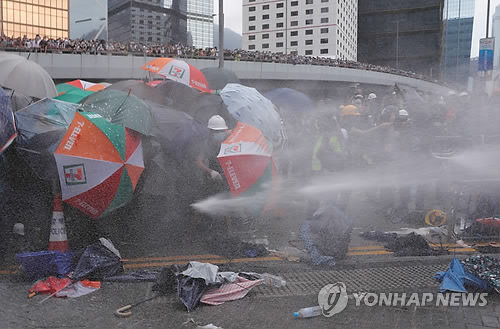 경찰 물대포를 맞고 있는 홍콩 시위대