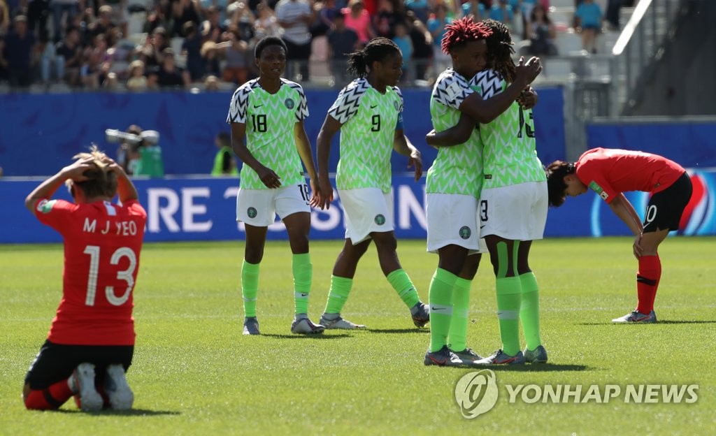 ′아! 자책골′ 멀어진 16강…한국, 나이지리아에 0-2패