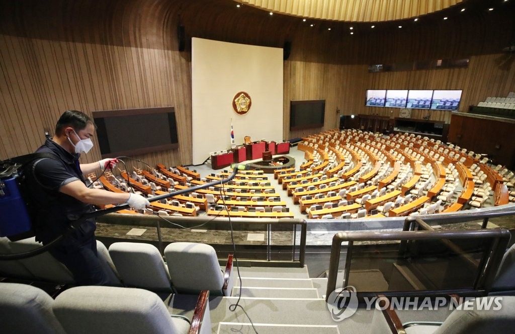텅 빈 국회 본회의장