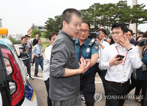 연행되는 국회 돌진한 차량운전자
