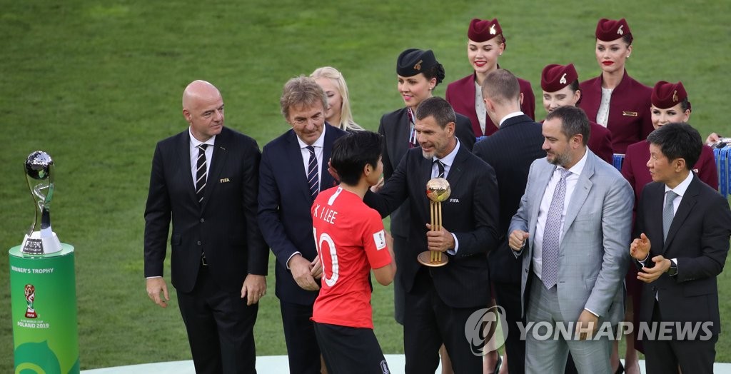 Lee Kang-in receives Golden Ball trophy Lee Kang-in receives Golden Ball trophy