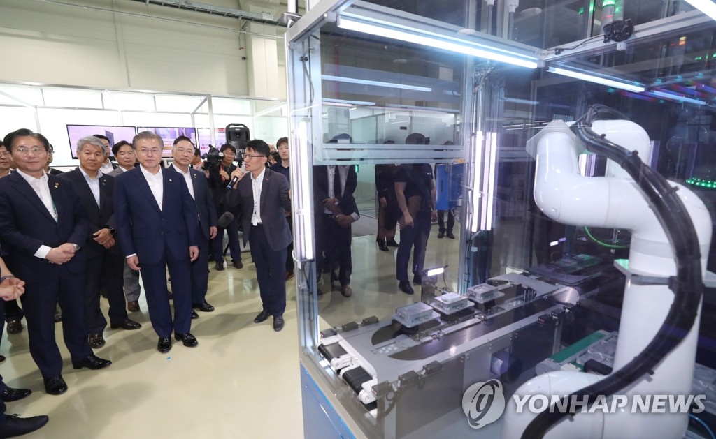 스마트제조 기술시연 보는 문 대통령