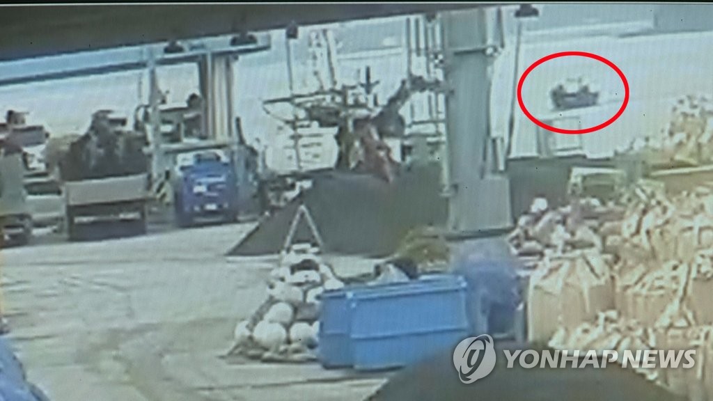삼척항 부두에 접근하는 북한 목선