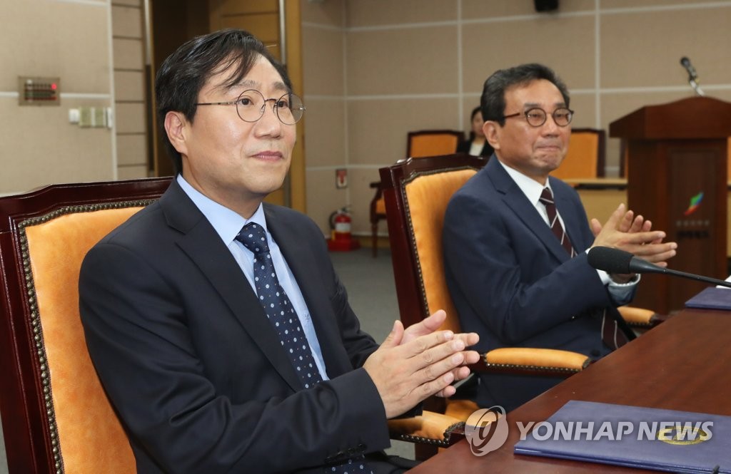 손뼉 치는 양정철 원장