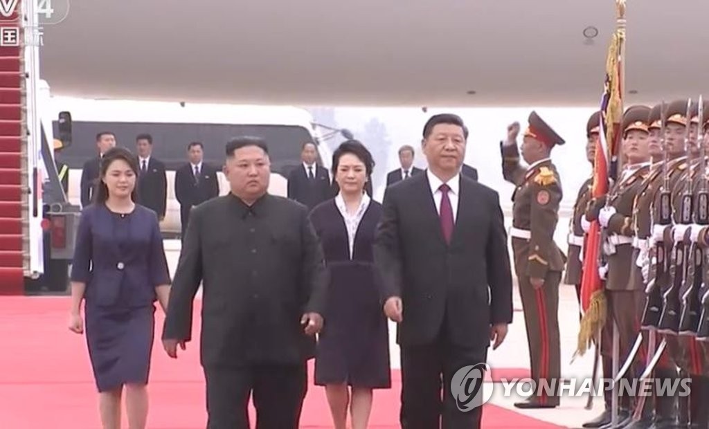 북한 인민군 의장대 사열하는 시진핑