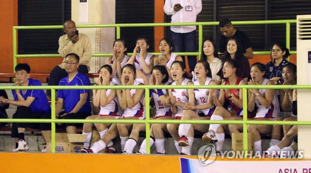 응원하는 북한 4·25체육단 소속 여자 배구팀