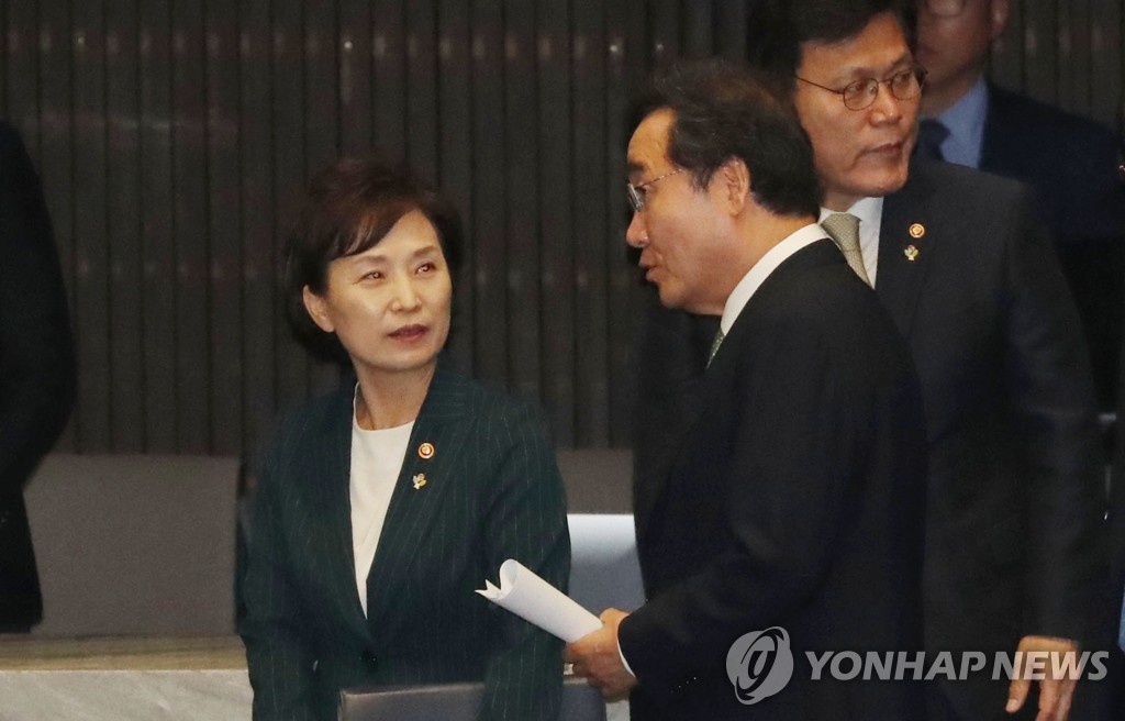 이야기하는 이낙연 총리와 김현미 장관