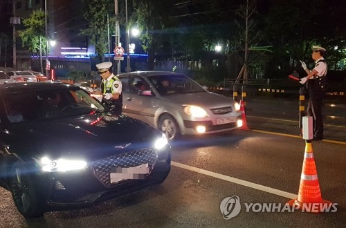 '제2 윤창호법' 시행 첫날 음주단속 중인 경찰들