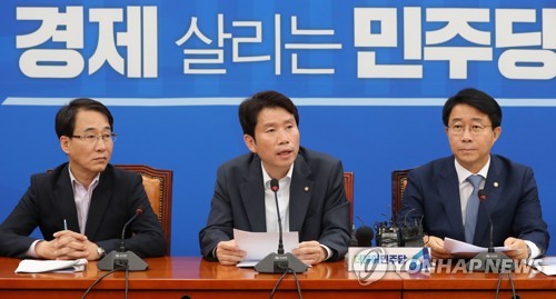 발언하는 이인영 원내대표