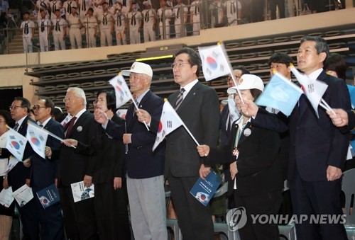 6·25 노래 제창하는 이낙연 국무총리