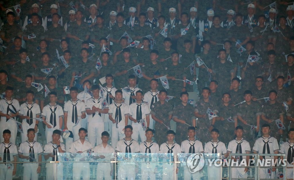 6.25 노래 부르는 군장병들
