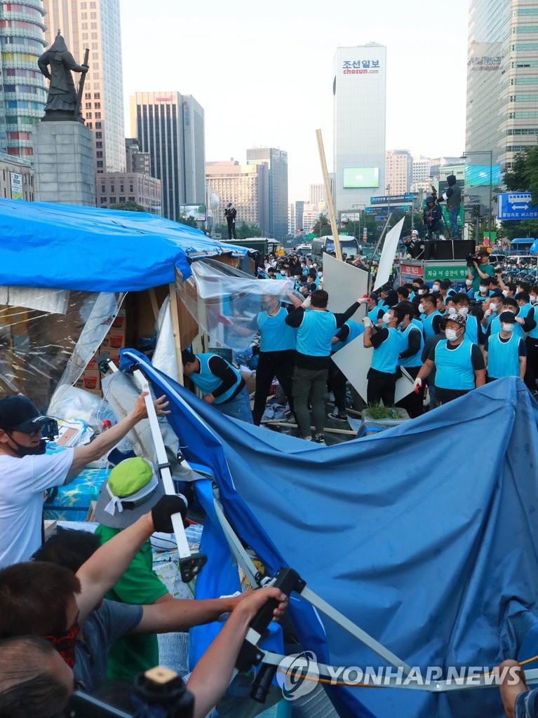La ciudad de Seúl retira las tiendas del partido a favor de Park La ciudad de Seúl retira las tiendas del partido a favor de Park