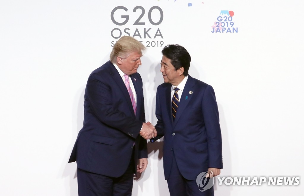 2019년 6월 28일 트럼프 미국 대통령과 아베 신조 일본 총리가 일본 오사카에서 열린 G20 정상회의 공식환영 행사에서 악수하고 있다. [연합뉴스 자료사진]