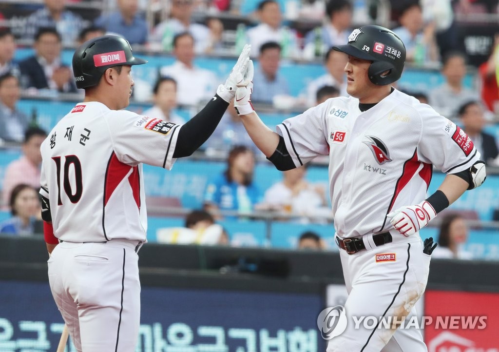 kt wiz 주장 유한준(오른쪽)