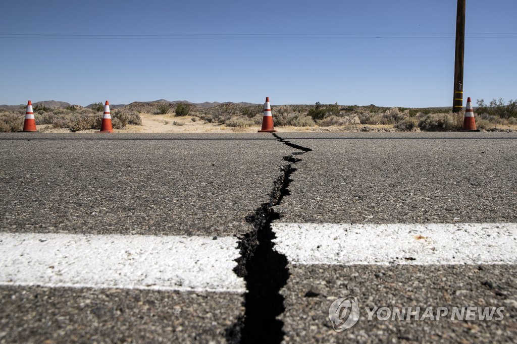캘리포니아 지진에 갈라진 도로