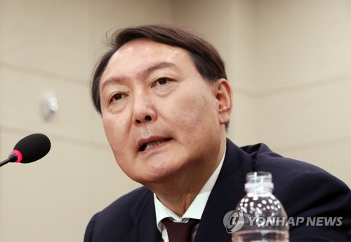 질의에 답하는 윤석열 후보자