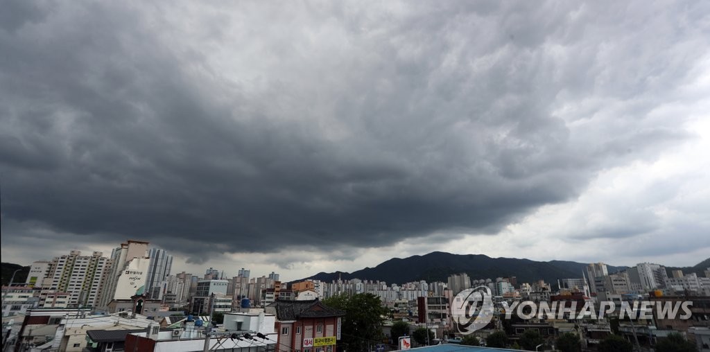 먹구름 낀 하늘