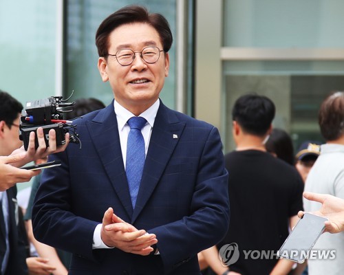 미소짓는 이재명 경기지사