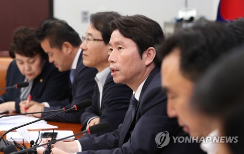 발언하는 이인영 원내대표