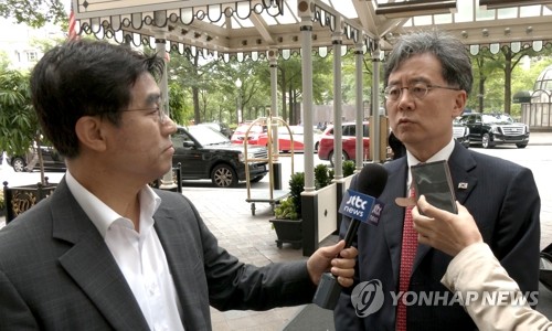 취재진에 답변하는 김현종 국가안보실 2차장