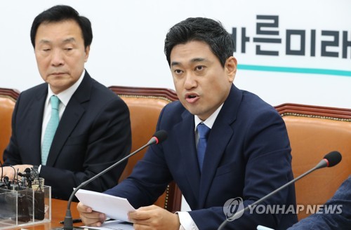 최고위원회의에서 발언하는 오신환