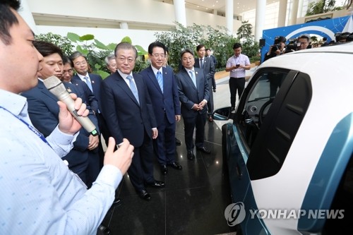 전남 블루이코노미 부스 방문한 문 대통령