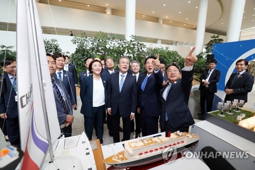 남해 운항 크루즈 여객선 모형 살펴보는 문 대통령