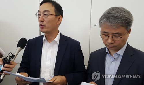 (도쿄=연합뉴스) 박세진 특파원 = 일본 정부의 수출규제 문제에 대응하기 위한 첫 실무회의에 참석했던 산업통상자원부의 전찬수 무역안보과장(왼쪽)과 한철희 동북아통상과장이 13일 하네다공항을 떠나기에 앞서 전날 일본 경제산업성 당국자와 나눈 의견을 설명하고 있다.