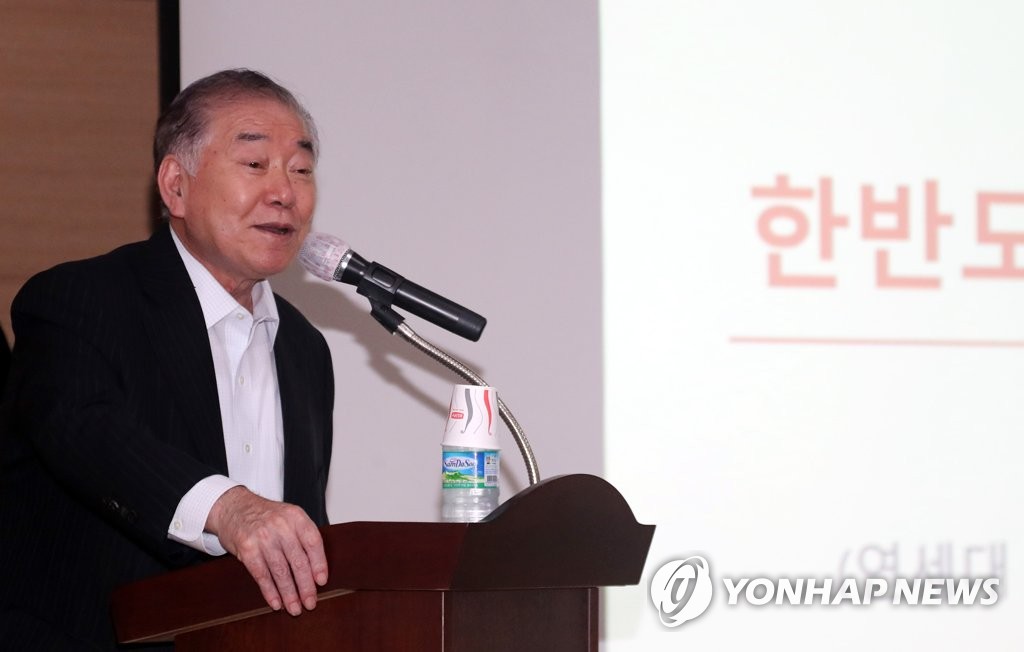 Moon Chung-in, an adviser to President Moon Jae-in, delivers a lecture on South Korea's resort island of Jeju on July 13, 2019. (Yonhap)