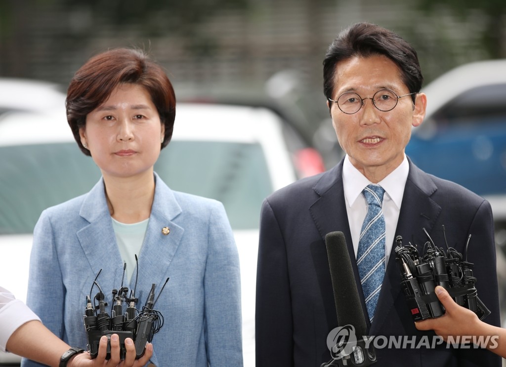 '패스트트랙 고발전' 경찰 출석한 윤소하-백혜련