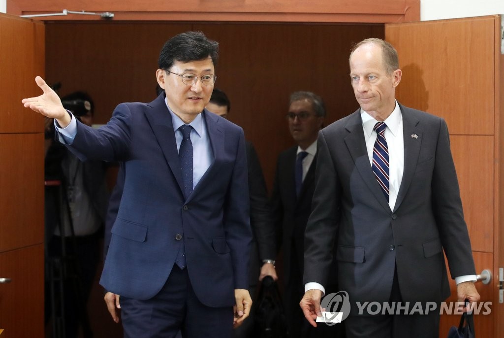 스틸웰, 윤순구 외교부 차관보와 회담