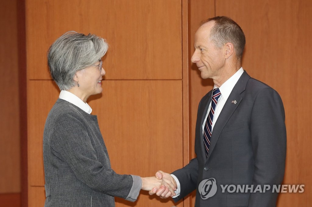 스틸웰, 강경화 장관 예방