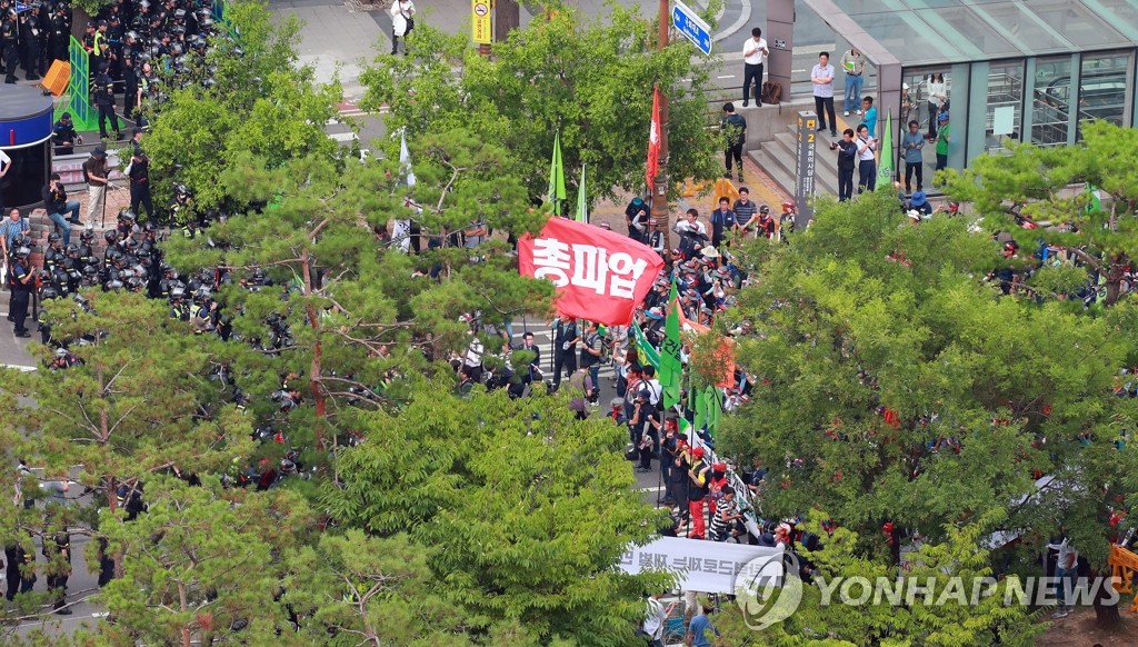 국회 앞 '총파업' 깃발