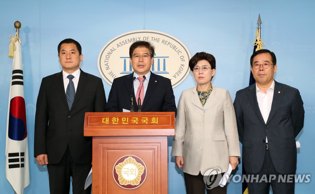 'KBS사장 과방위 불출석' 성명서 발표하는 한국당 위원들