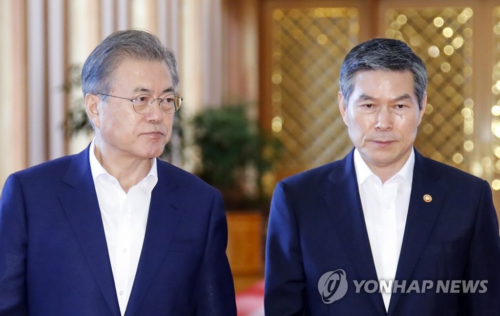 함께 입장하는 문 대통령과 정경두 국방부 장관