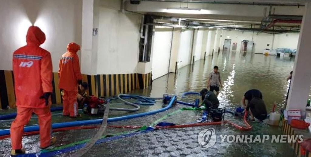 물에 잠긴 주차장