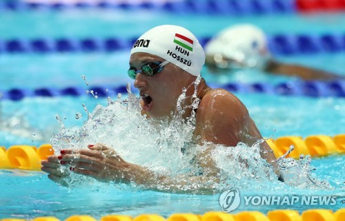 헝가리 카틴카 호스주의 힘찬 수영
