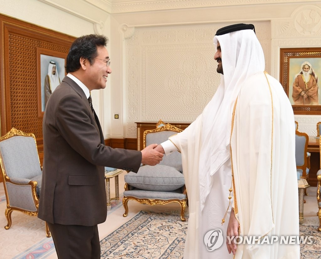 رئيس الوزراء الكوري يصافح نائب أمير قطر رئيس الوزراء الكوري يصافح نائب أمير قطر