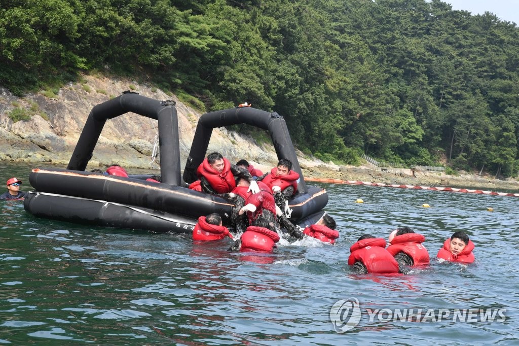 해군, 혹서기 맞아 함정장병 생존훈련 실시