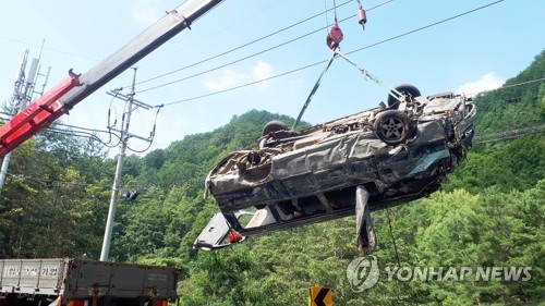 옮겨지는 사고 승합차