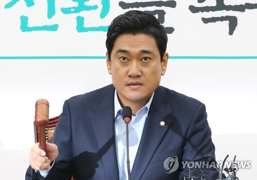 의사봉 두드리는 오신환