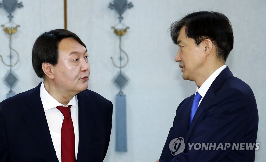 윤석열 검찰총장(왼쪽)-조국 법무부 장관 후보자