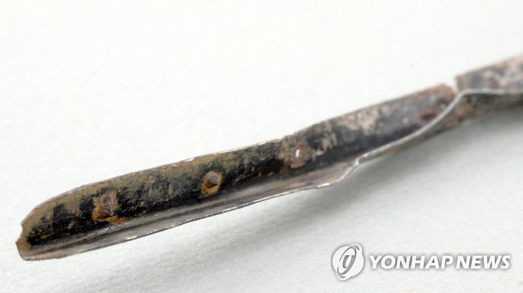 나주 송제리 고분에서 출토된 은제 관식 하단 고정 못