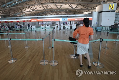 한산한 일본행 탑승수속 카운터